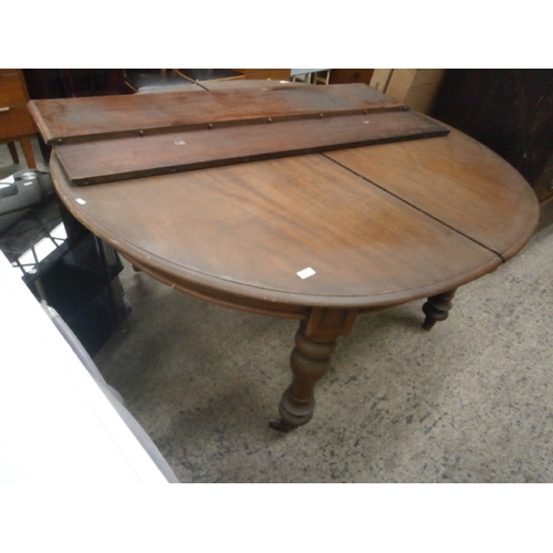 695 - A large circular antique mahogany wind-out dining table with 2 x extension leaves - no handle