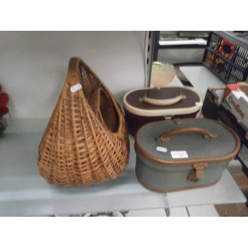 341 - Lot inc wicker baskets and makeup cases