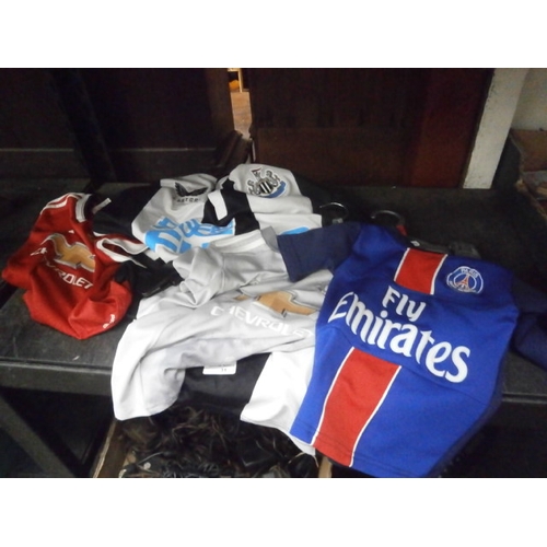 31 - Lot inc three small Manchester united and Paris St Germain tops and Newcastle United top
