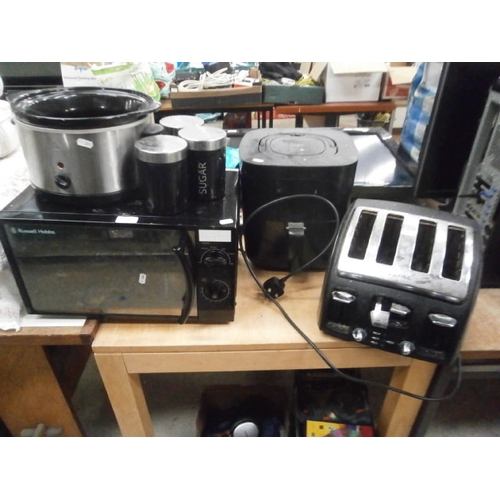102 - Loty inc microwave working, toaster, air fryer powers up, kitchen tins and slow cooker