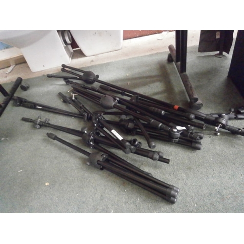 609 - 7 x adjustable tripod stands