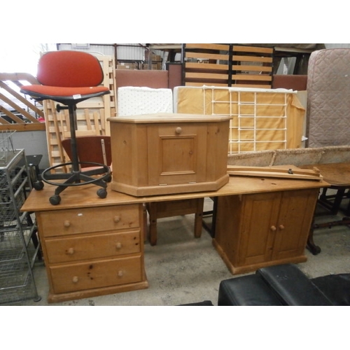 638 - A large pine 3 drawer dressing table, a pine TV stand and a swivel stool