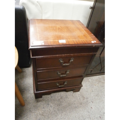 653 - A small vintage mahogany 3 drawer chest