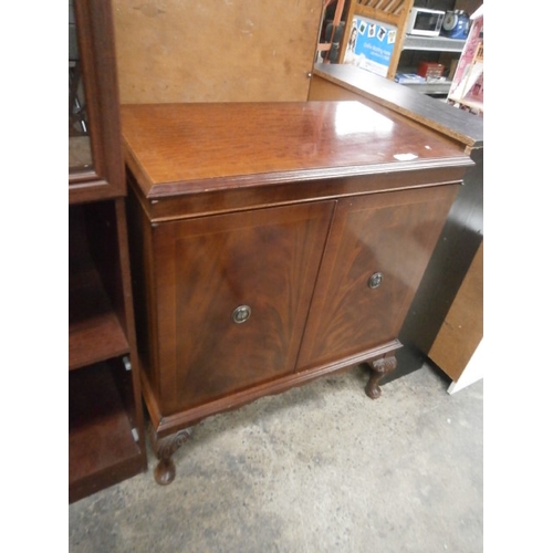 696 - A vintage 2 door mahogany TV cabinet