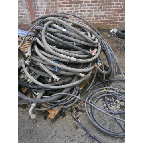 381 - Pallet of heavy duty pipes