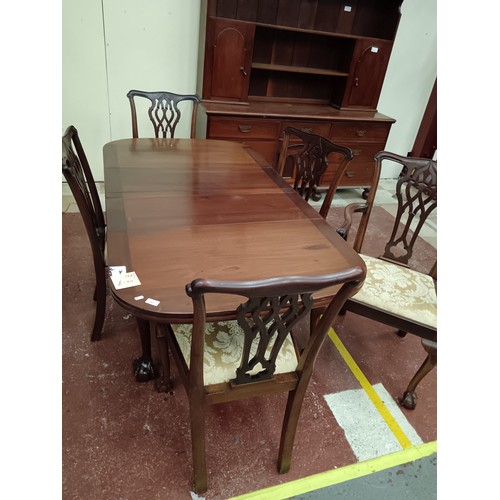 683 - A vintage mahogany extending Ball & Claw dining table and 5 x matching chairs