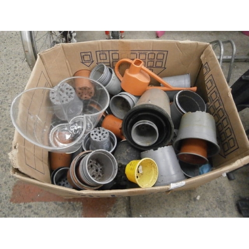 222 - Box of assorted plant pots