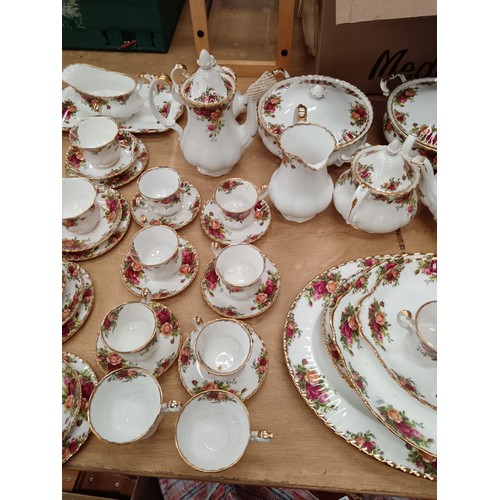 214 - 102 pieces of Royal Albert Old Country Roses china