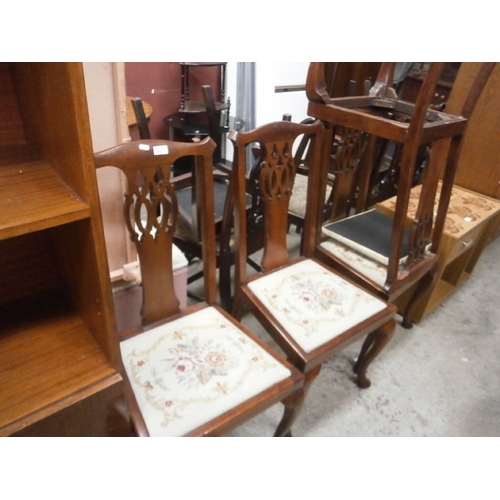 625 - A set of 4 x vintage mahogany Queen Anne style dining chairs with upholstered seats