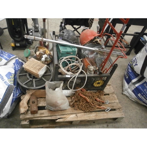 123 - Lot inc tools, hardware, box trolley, chains, etc