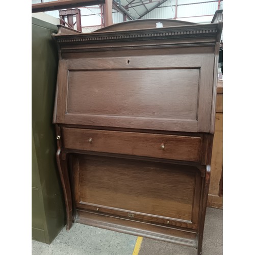 638 - A large vintage solid oak fall front bureau with lower drawer and lift front cupboard