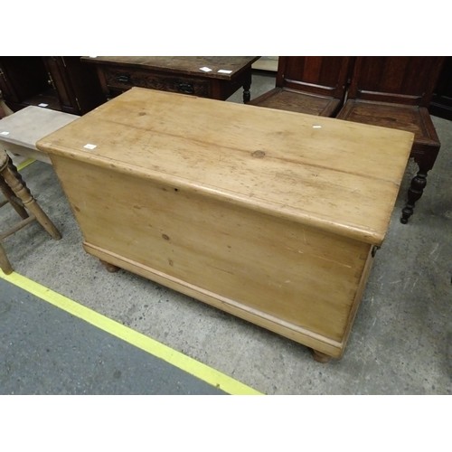 658 - A large vintage lift top storage box with fitted interior