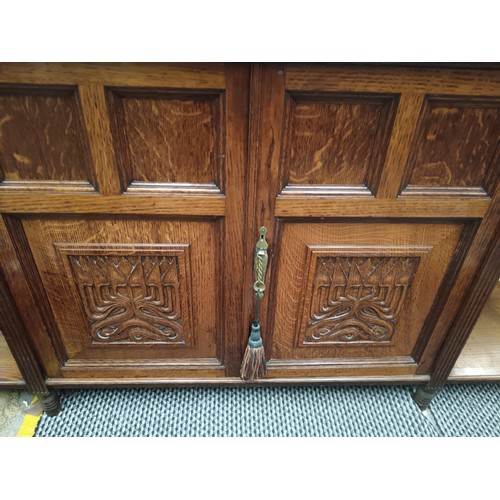 633 - A large vintage ornately carved oak mirror backed sideboard with 2 door cupboard base