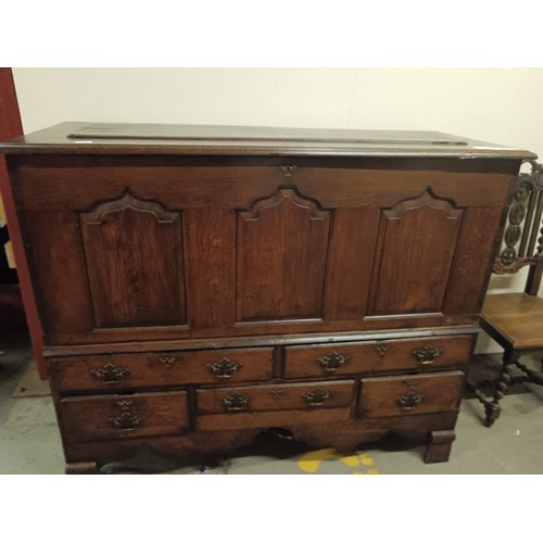 802 - A large antique oak lift top coffer on 5 drawer base