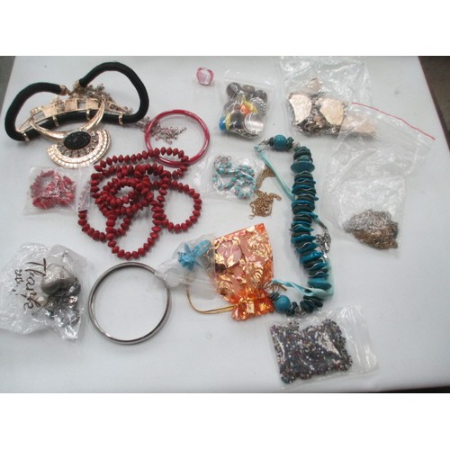 285 - Tray of assorted fashion jewellery