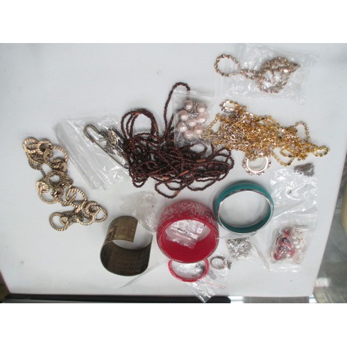 285 - Tray of assorted fashion jewellery