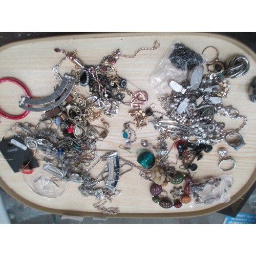 285 - Tray of assorted fashion jewellery