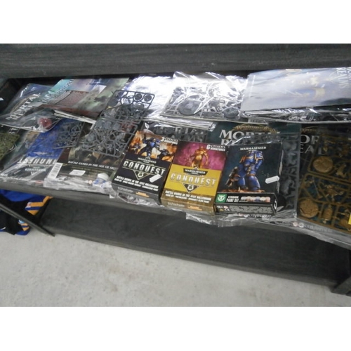130 - Quantity of Warhammer magazines and models