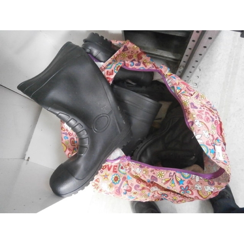 170 - Bag of assorted footwear mostly wellies