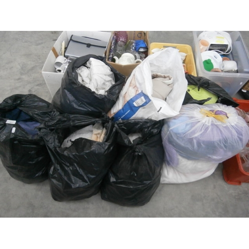 611 - 7 x bags of assorted bedding etc.