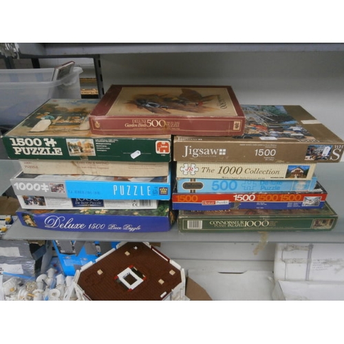 305 - Eleven assorted jigsaws