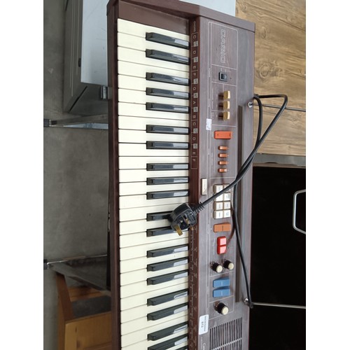 613 - A CASIOTONE 403 keyboard on stand