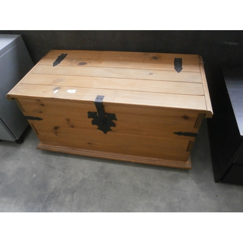 611 - A small pine storage box