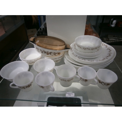 174 - Quantity of Pyrex tableware