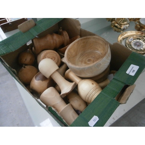 199 - Box of wooden fruits, bowls, mushrooms, etc