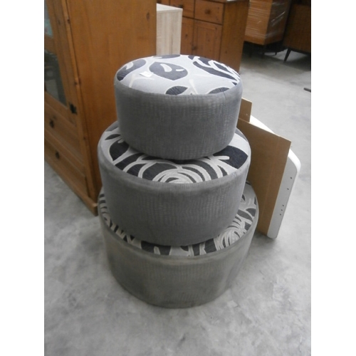 600 - A set of 3 x graduated pouffes