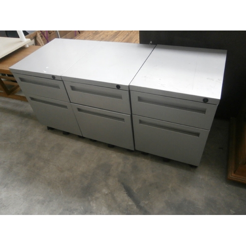 612 - A set of 3 x small metal 2 drawer filing chests