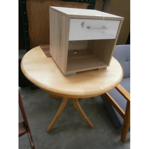 635 - A modern extending circular pedestal table and a small bedside stand