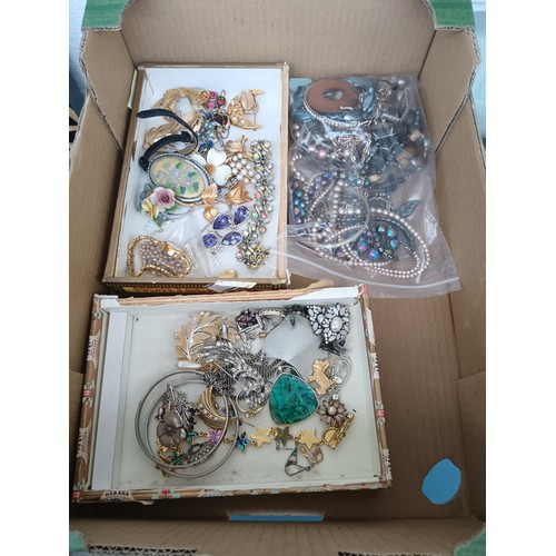 318 - A box of fashion jewellery