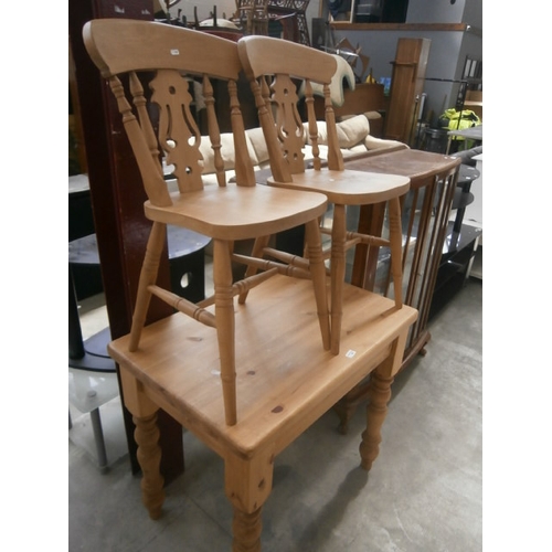 606 - A small pine breakfast table and 2 x matching chairs