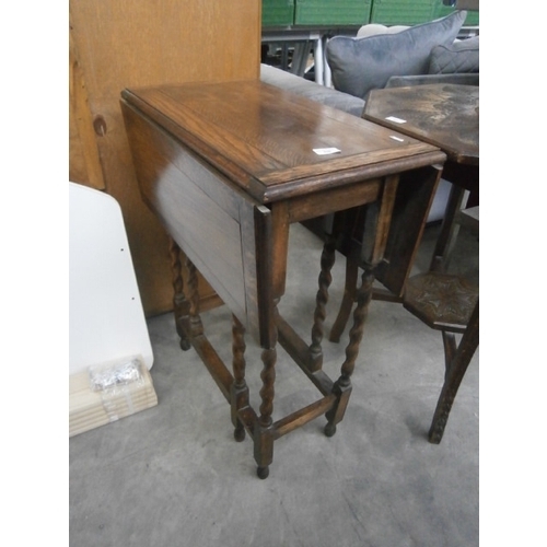 628 - A small vintage oak gate leg table on a Barley Twist frame