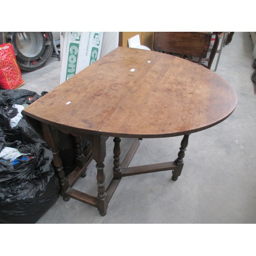 647 - Vintage oak gate leg dining table