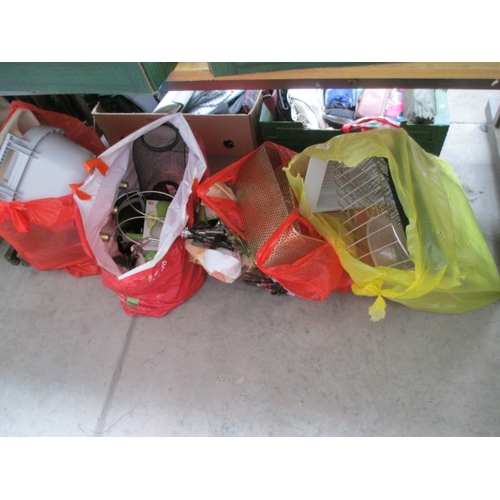 90 - Lot inc food waste box, lamp, kitchen trays, bin, etc