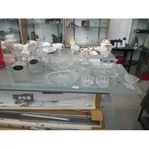 199 - Collection of decorative glassware