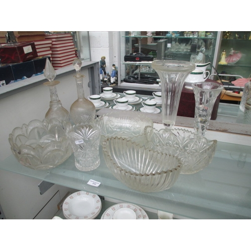 212 - Collection of vintage glassware