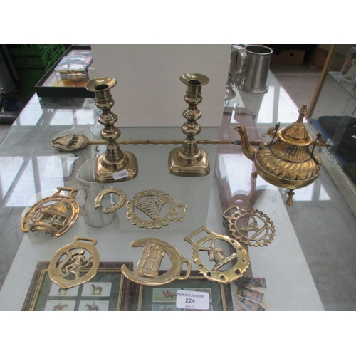 224 - Lot inc brass candlesticks, teapot, horse brass, etc