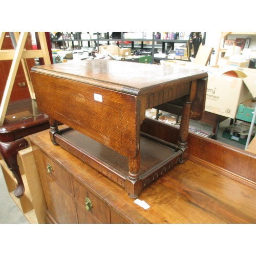 624 - A small vintage oak 2 tier drop leaf occasional table