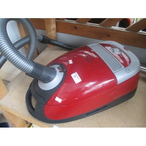 40 - Miele compact vacuum cleaner, working