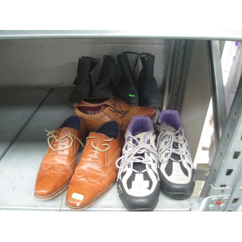 318 - Five assorted pairs of footwear