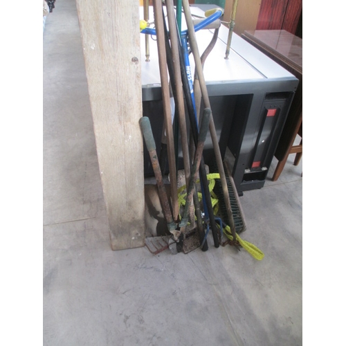 131 - Collection of garden tools and wooden plank