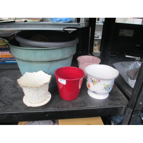 180 - Lot inc four pottery plant p[ots and two plastic plant pots