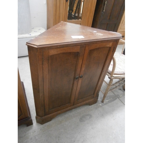 647 - A vintage 2 door base corner cupboard - af veneer