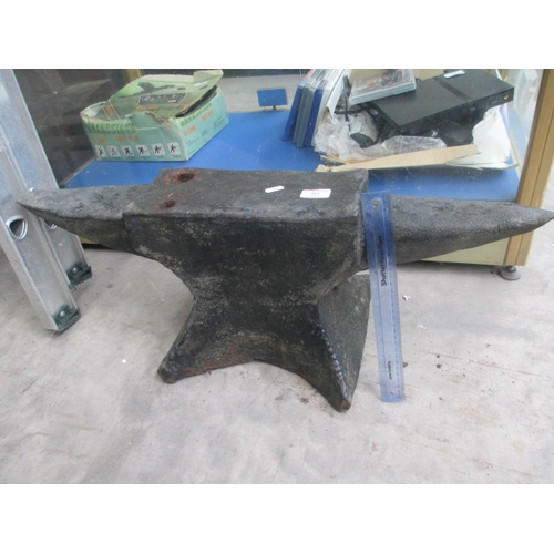 253 - Heavy cast iron vintage blacksmiths anvil