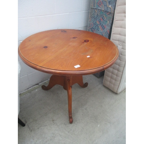 631 - A vintage circular tripod pedestal table