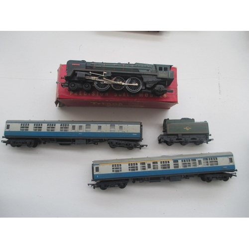 431 - Lot inc Triang Hornby Britannia model train and two Tri-ang carriages