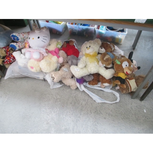 61 - Large quantity of soft toys